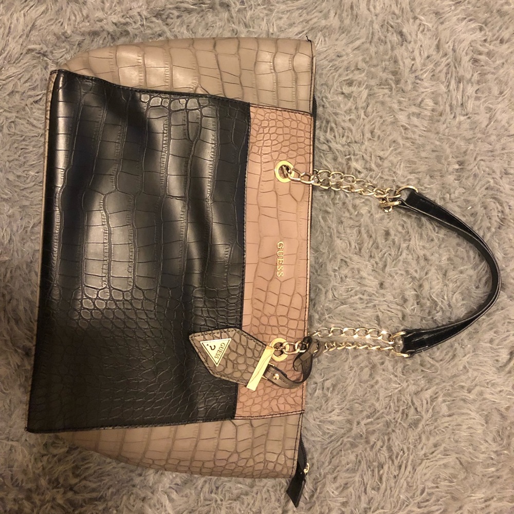 Beautiful guess bag.. never worn